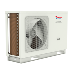 Egy fehér, téglatest alakú kültéri gépház látható háromnegyedes szögből, fehér háttéren. Az előlapon nagy kör alakú rács mögötti ventilátor látszik, a bal oldalon pedig keskeny, függőleges lamellák sorakoznak. Jobbra apró, színes embléma és felirat jelenik meg. A gép önálló termékképként szerepel, épületfal vagy telepítési környezet nélkül.